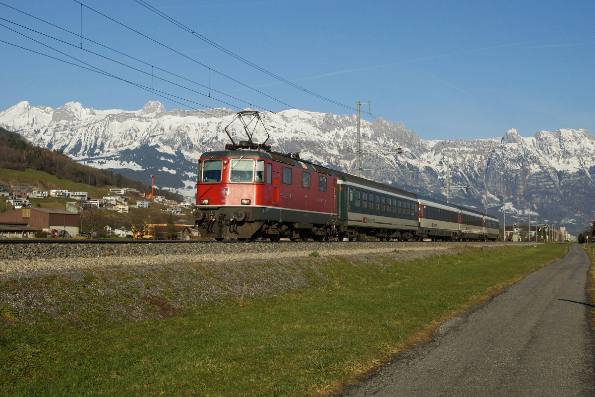 Sevelen, 24.12.2012, 10:02 SBB Re 44 2 11130 1.JPG