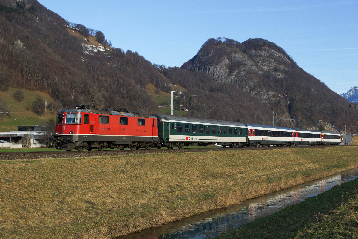 Trübbach, 24.12.2012, 11:09 SBB Re 44 2 11153 4.jpg