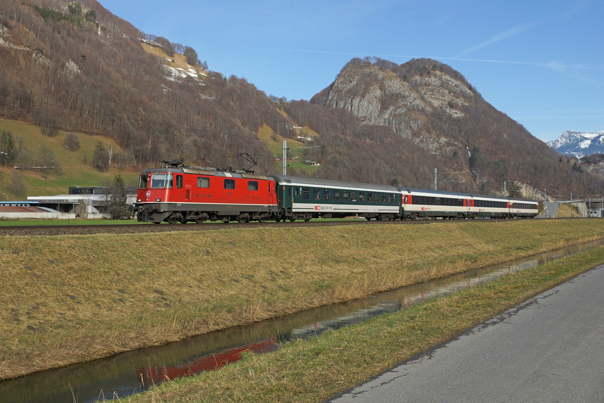 Trübbach, 24.12.2012, 12:08 SBB Re 44 2 11158 8.jpg