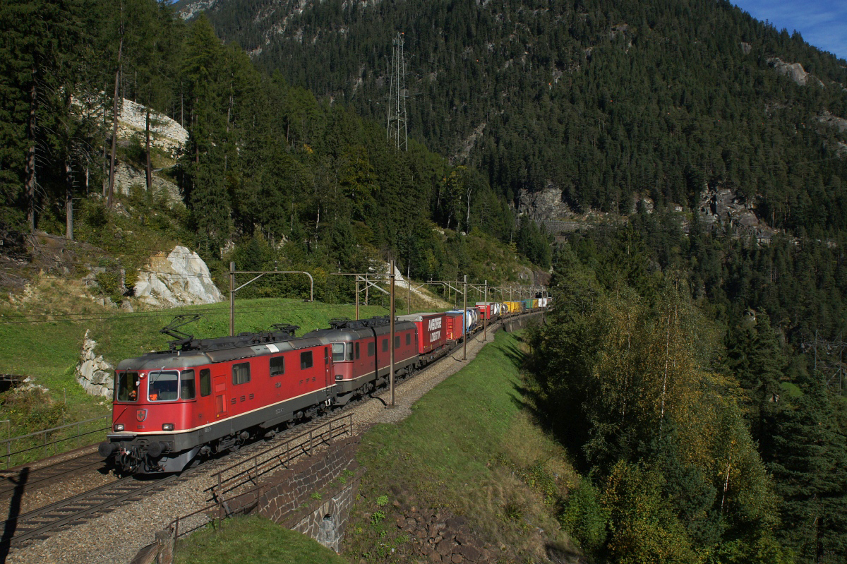 Wassen, 06.10.2012, 11:11 SBB Re 44 2 11324 Re 66 11671 Othmarsingen 1.JPG