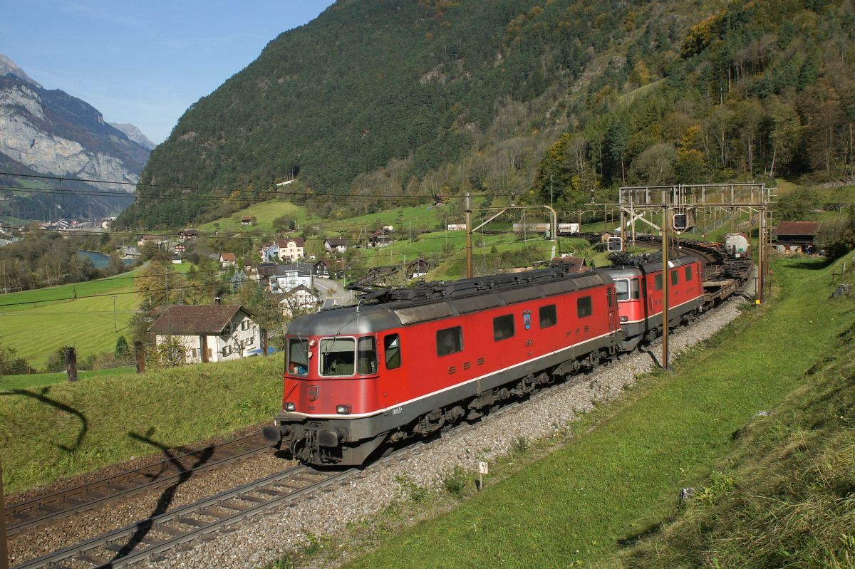 Erstfeld, 20.10.2012, 12:19 SBB Re 66 11671 Othmarsingen Re 44 2 11348 1.JPG