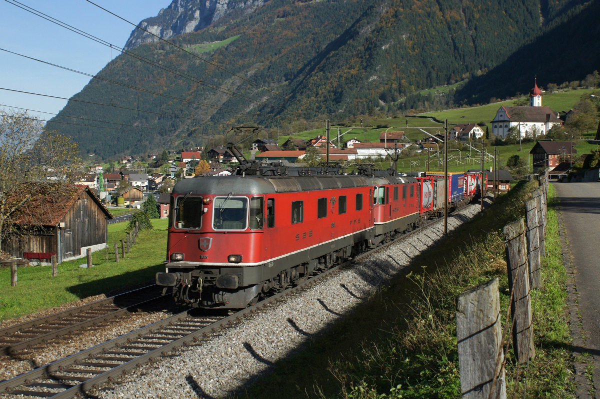 Silenen, 20.10.2012, 10:54 SBB Re 66 11689 Gerra-Camboragno Re 44 2 11326 1.JPG