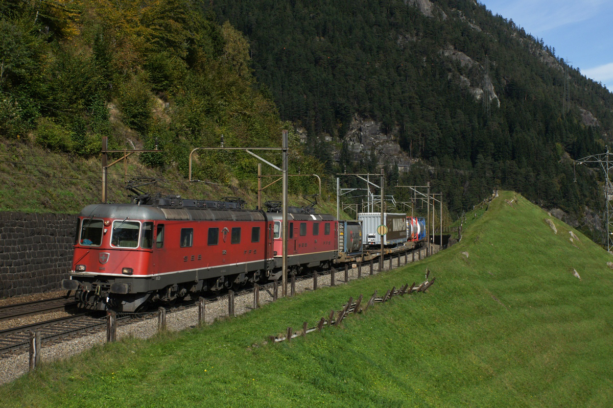 Wassen, 06.10.2012, 12:37 SBB Re 66 11689 Gerra-Camboragno Re 44 2 11334 1.JPG