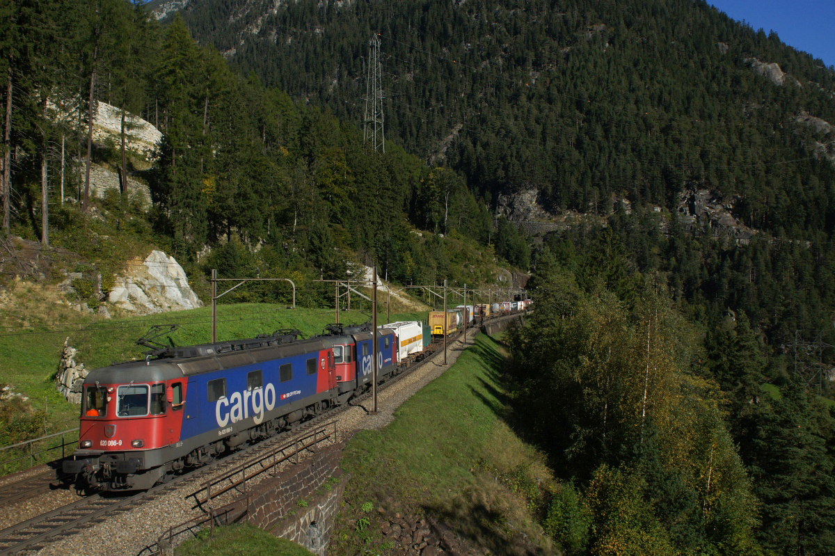 Wassen, 06.10.2012, 10:37 SBB Re 620 086-9 Hochdorf Re 420 344-4 2.jpg