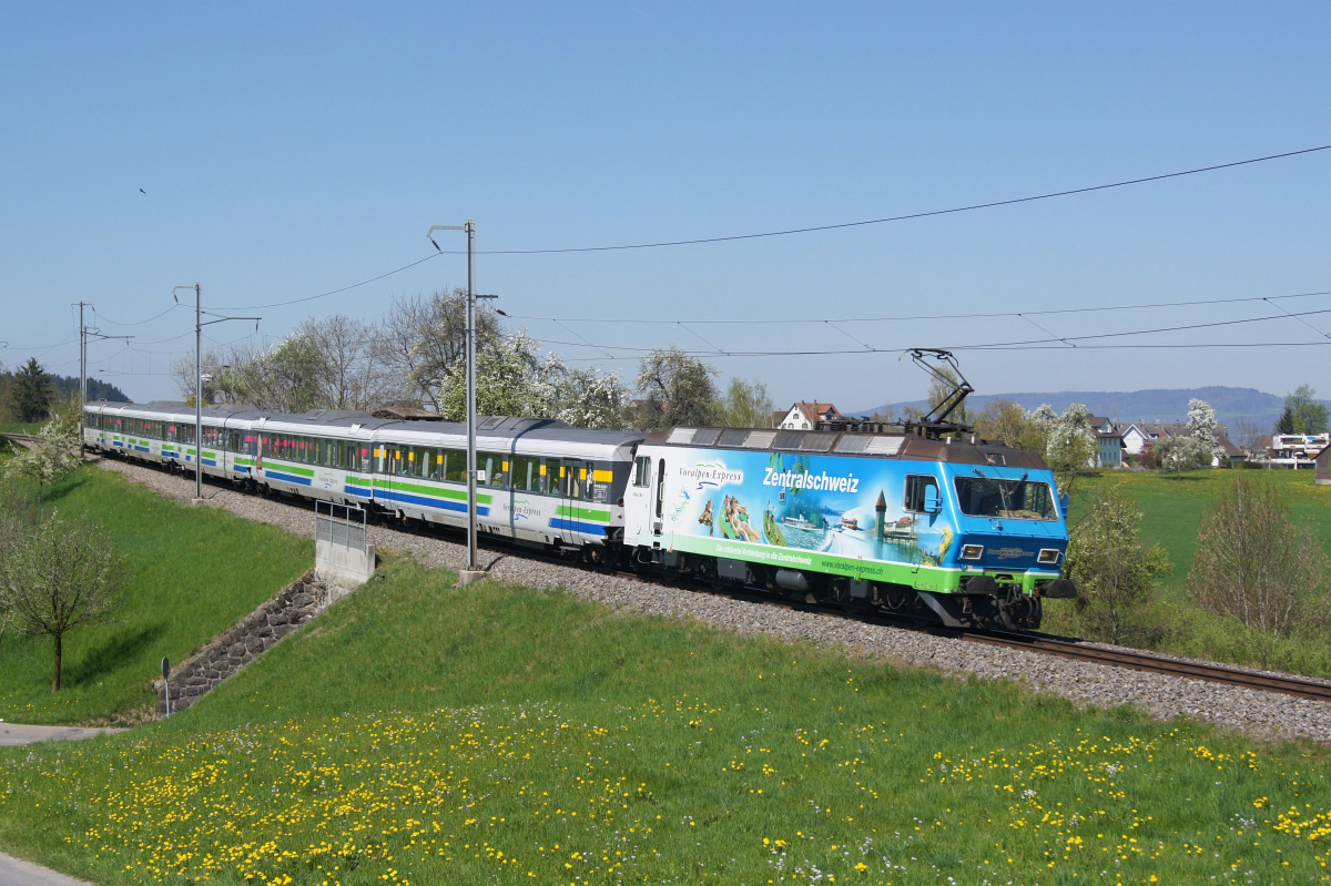Samstagern, 09.04.2011, 13:42 SOB Re 456 096-7 Voralpen-Express 2.JPG