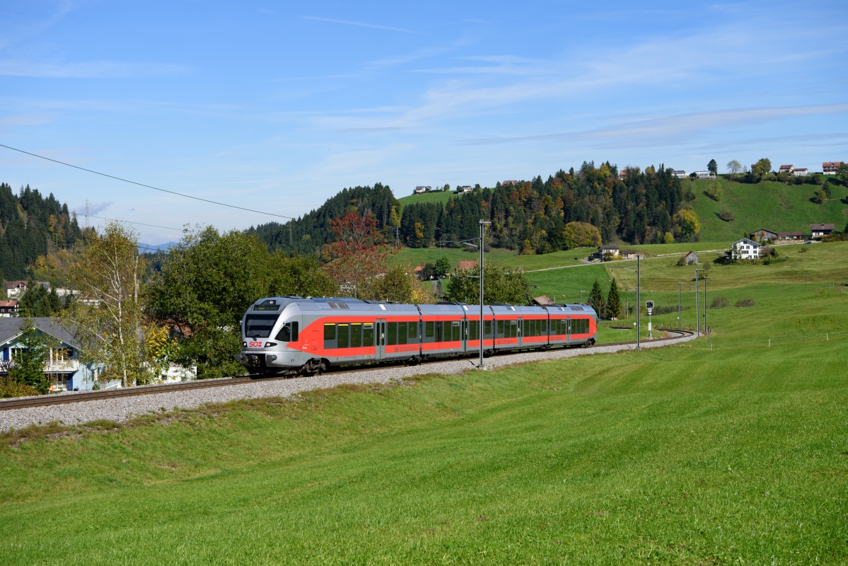 Biberbrugg, 07.10.2017, 13:42 SOB RABe 526 047-6 Rossberg 08.jpg