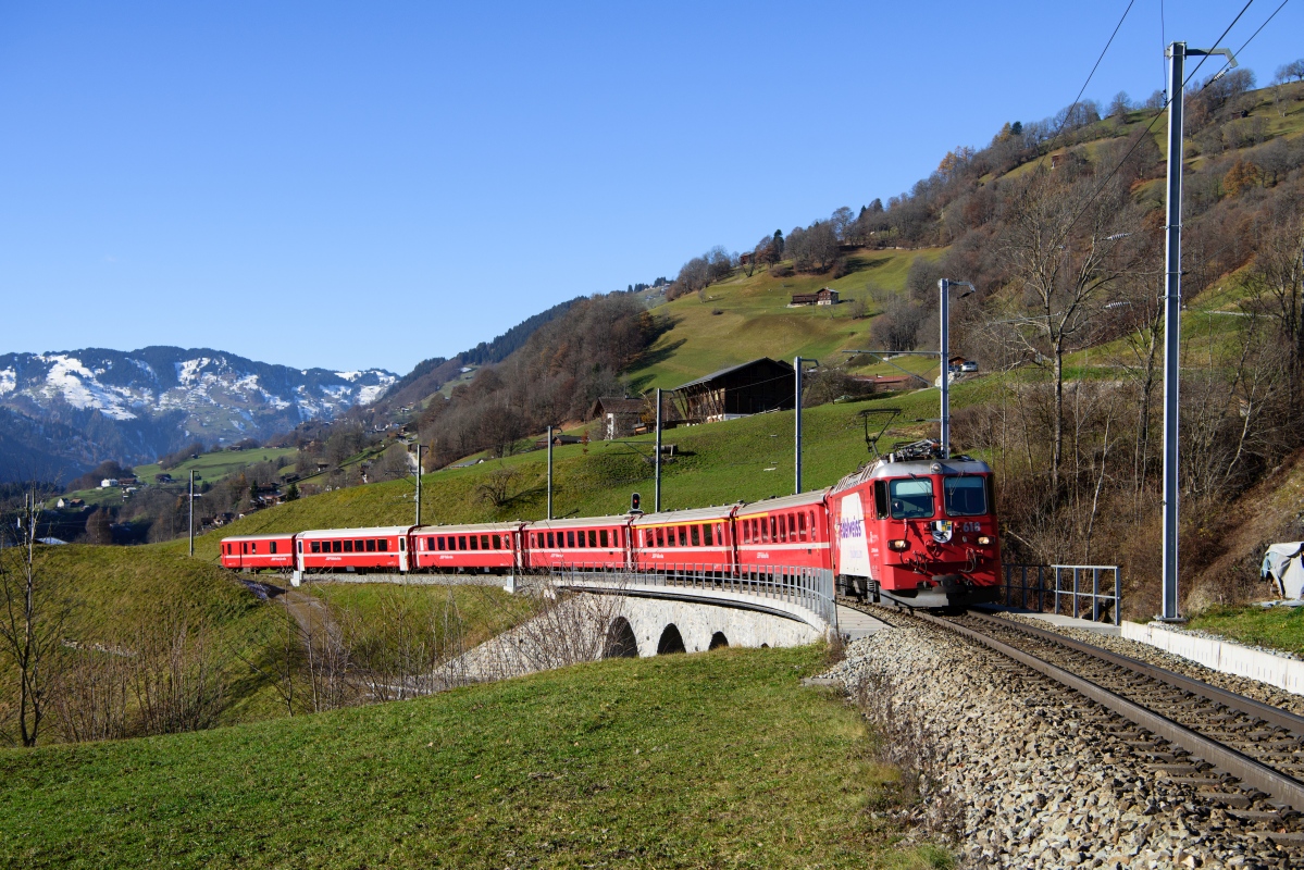 Saas, 18.11.2017, 13:20 RhB Ge 44 2 618 Edelweiss Air 06.jpg