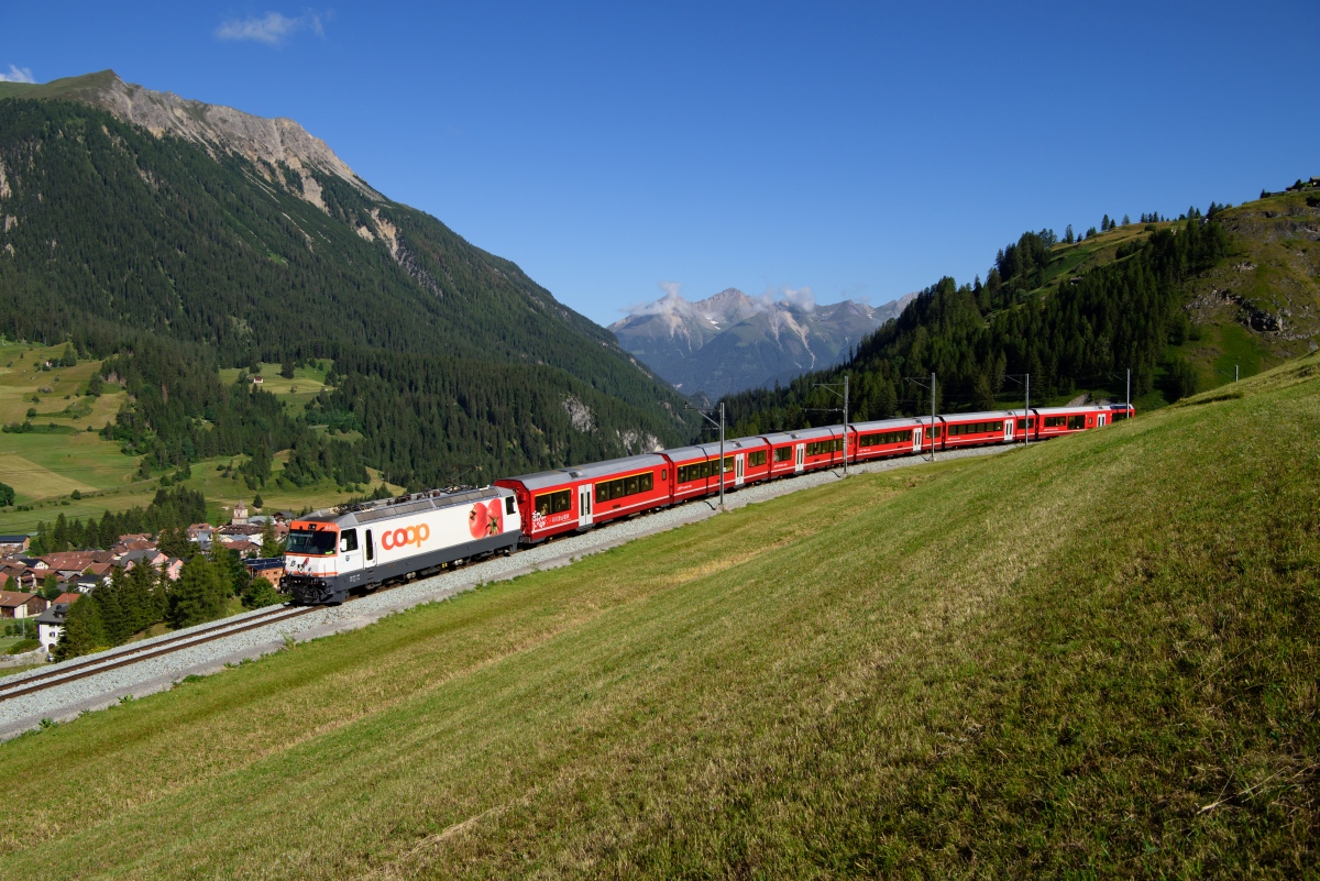 Bergün, 30.06.2018, 08:46 RhB Ge 44 3 641 Coop 14.jpg