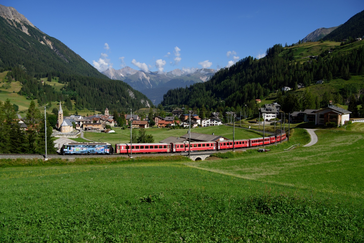 Bergün, 30.06.2018, 09:18 RhB Ge 44 3 648 SonntagsBlick 02.jpg
