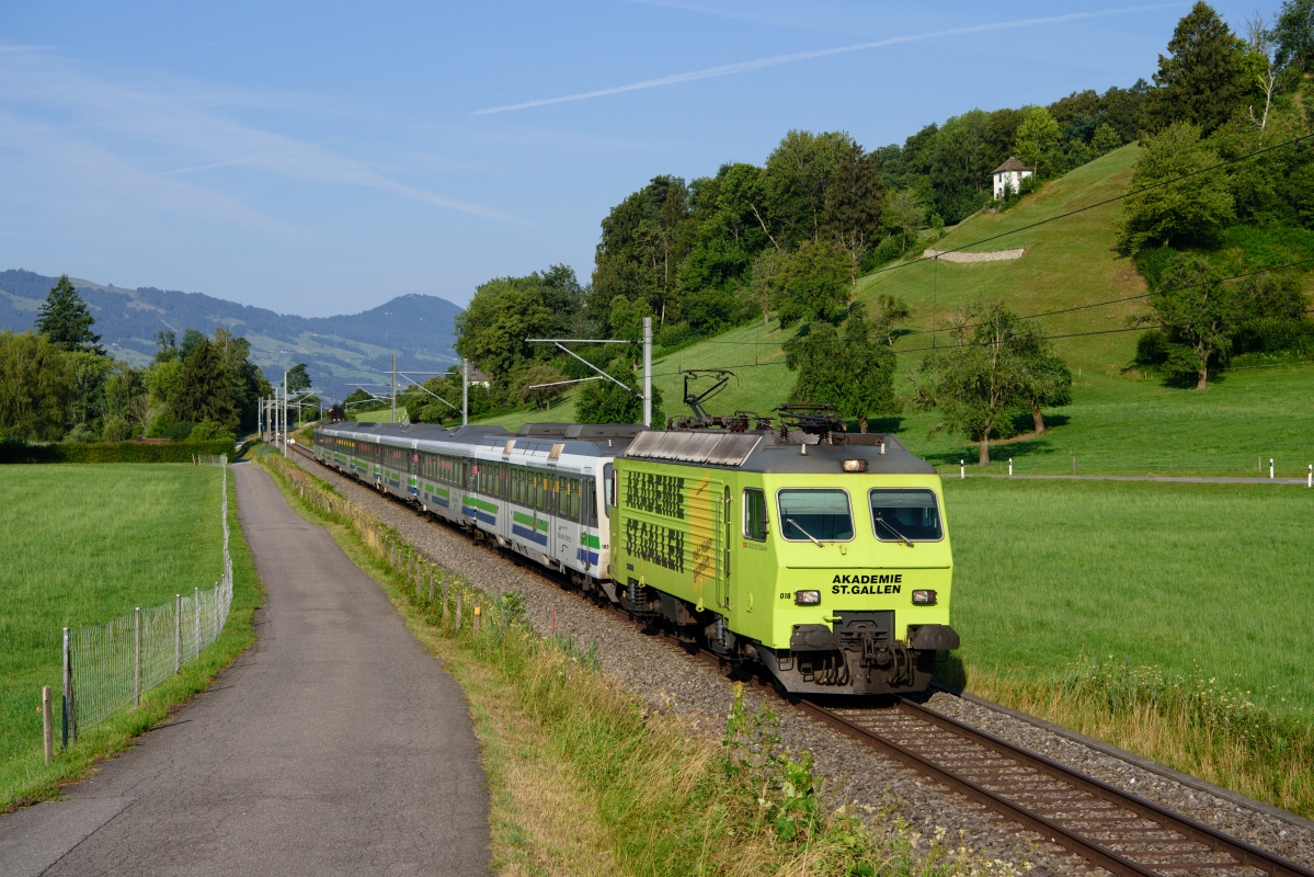 Schmerikon, 08.07.2018, 08:10 SOB Re 446 018-4 Akademie St. Gallen 02.jpg